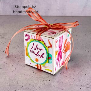 Handdekorierte Geschenkschachtel 5 cm mit maritimen Motiven, Geschenkbox mit Schleife in Grün, Detailansicht Geschenkschachtel Etikett „Nur für dich“, Geschenkschachtel mit bunter Meeresdekoration, Geschenkverpackung, Handgemachte maritime Schachtel mit Schleife